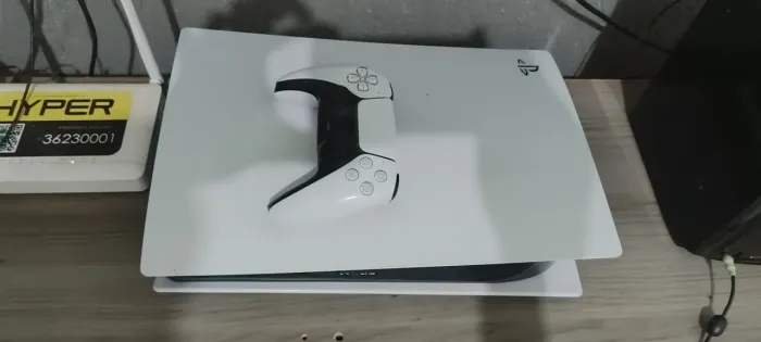 Vendo um play 5 acompanha um controle não vai jogo