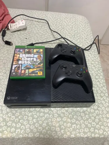 XBOX ONE EM PERFEITO ESTADO, COM 2 CONTROLES E GTA V (jogo sem custo), COM KINECT