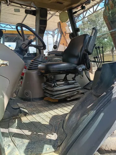 Retro escavadeira 580N troca em caminhão 4x2