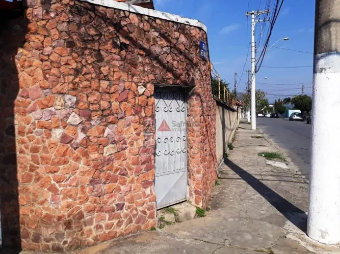Casa de Esquina com Quintal Amplo e 2 Vagas ? Excelente Localização!