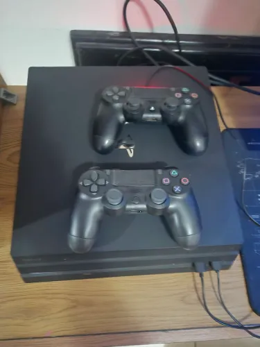 PLAYSTATION 4 PRO 4K 1TERA 2 CONTROLES + JOGOS(TROCAS COM VOLTA$)