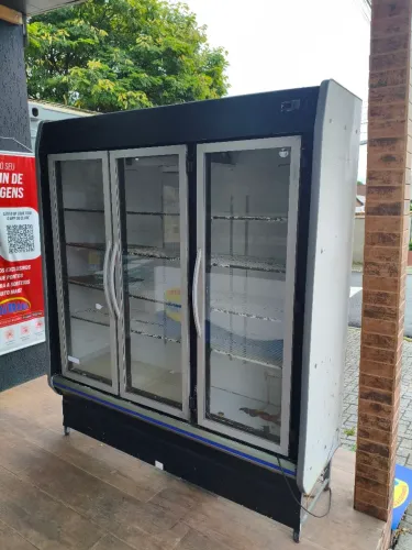 Expositor vertical de frios 3 portas
