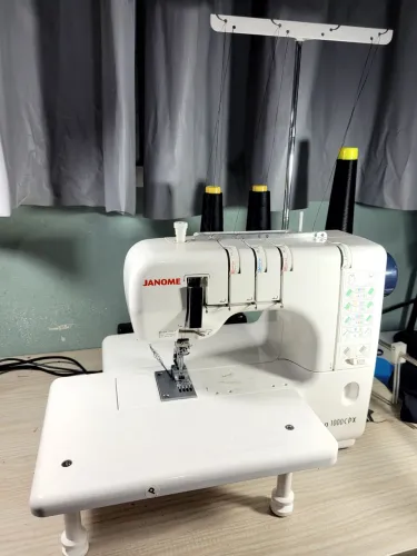 Máquina de Costura Galoneira Portátil Janome