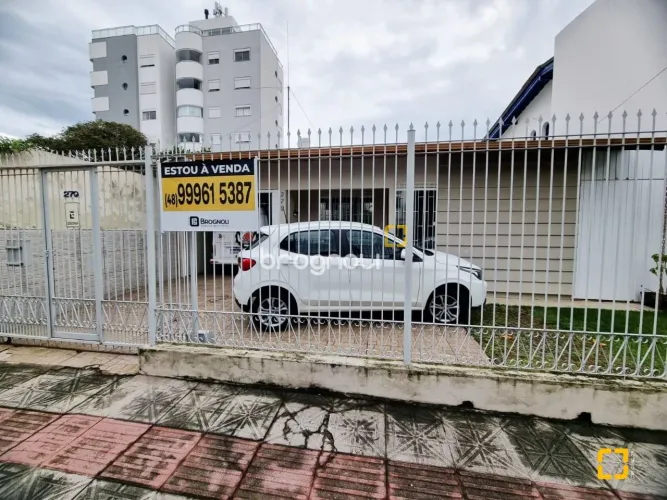 CASA QUATRO QUARTOS NO BALNEÁRIO