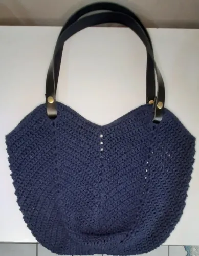 Bolsa de crochê azul marinho