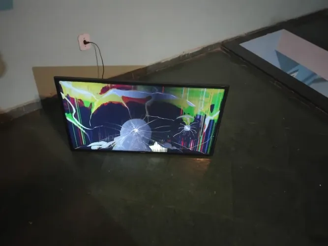 Vendo tv com tela danificada 