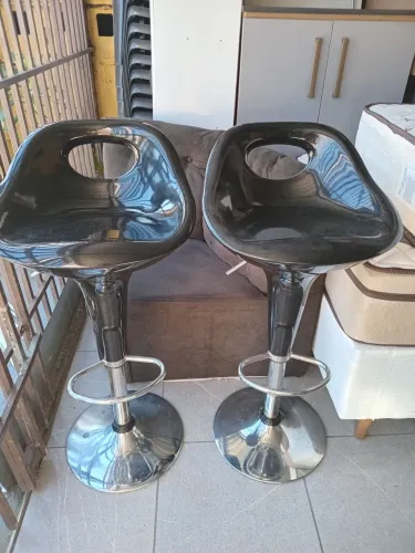 02 banquetas altas, em bom estado. (Entrego)