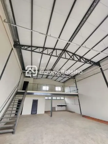 Galpão comercial à venda, metragem de 250m² com localização privilegiada