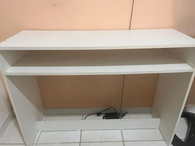 Escrivaninha em MDF (1m largura/ 35cm profundidade/ 75cm altura)