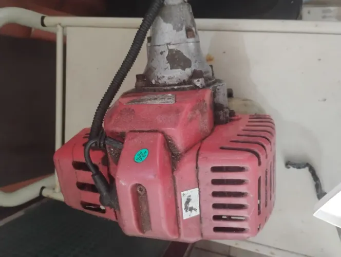 Roçadeira de mão a gasolina