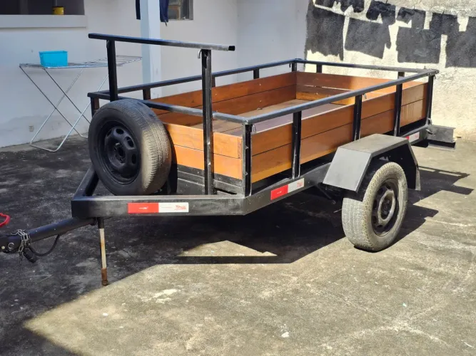 Carretinha reboque com placa e registro no Detran