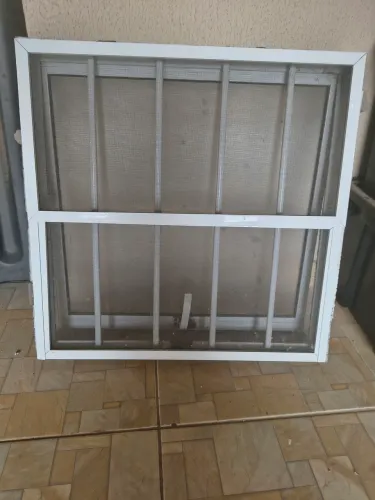 Janela basculante 60x60 alumínio branco.
