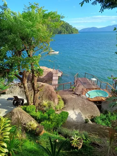 Alugo Casa de Frente para o Mar com Píer, Deck e Piscina 