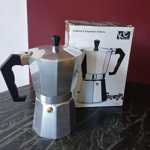 Cafeteira nova na caixa