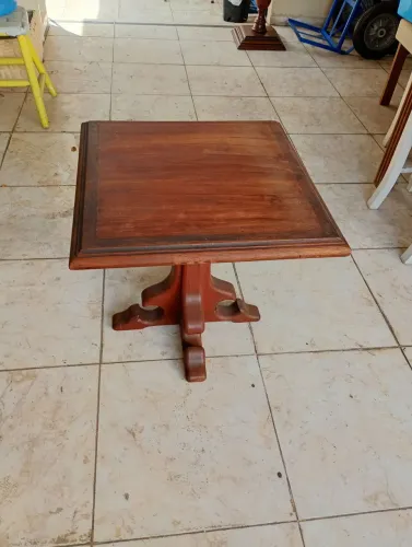 MESA DE CENTRO DE EXCELENTE QUALIDADE MADEIRA MACIÇA FINO TRATO TODA TRABALHADA TENHO DUAS