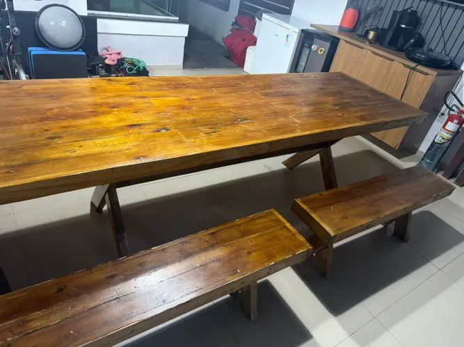 Mesa com bancadas
