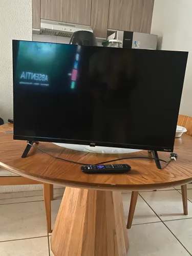 TV AOC 32 polegadas. Com controle remoto.