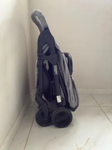 Carrinho de bebê Burigoto compacto