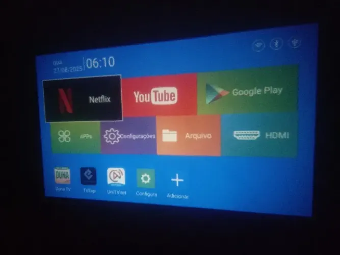 TV SMART PROJETOR ANDROIDE 11 COM CONTROLE REMOTO.