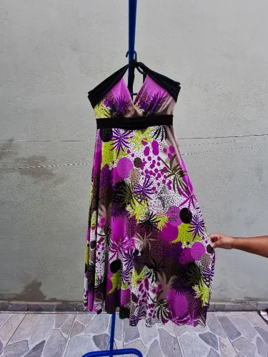 Vestido estampado colorido frente única