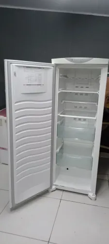 Vende um freezer semi novo
