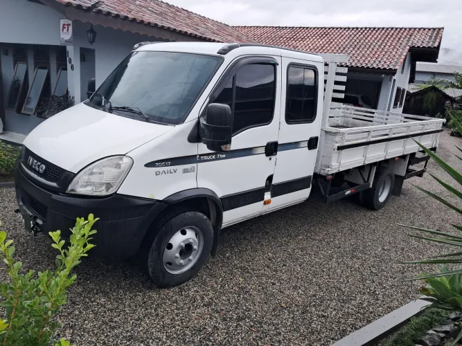 Vende-se caminhão iveco cabine dupla