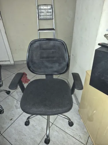 Cadeira de escritorio com regulagem de altura