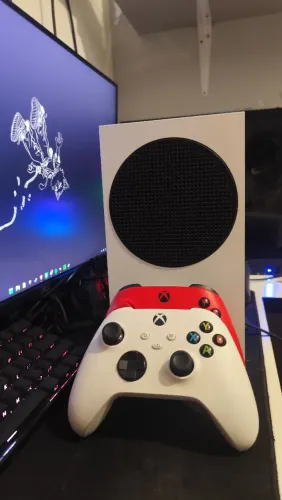 Xbox series s com 500GB 2 controles, pilha recarregável e cabo