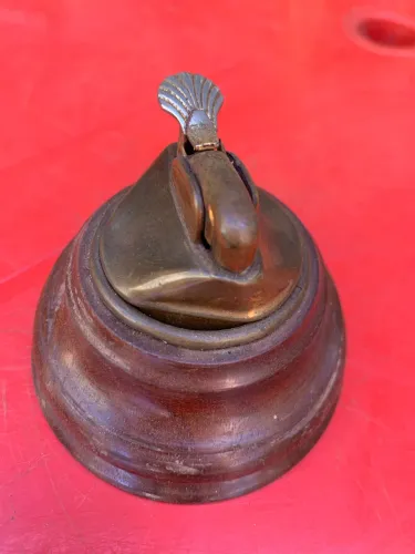 Isqueiro de mesa antigo/vintage com base de madeira.