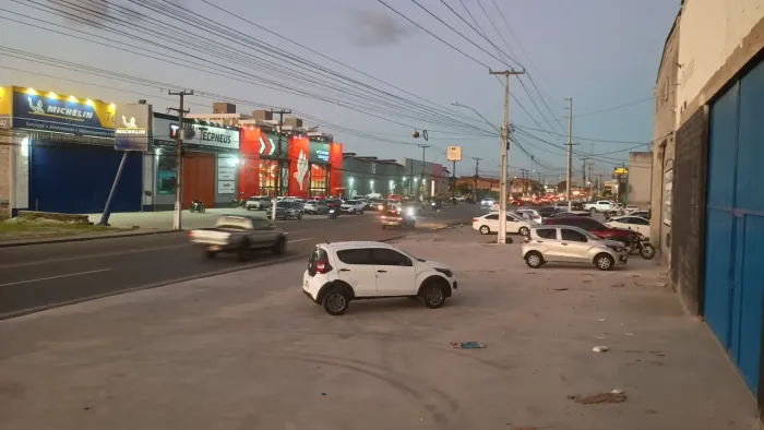 ÁREA COMERCIAL DE FRENTE ACADEMIA GAVIÕES/ VIA EXPRESSA