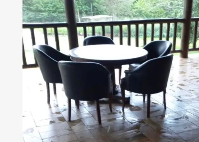 Conjunto de mesa e cadeiras de madeira e couro para jogos