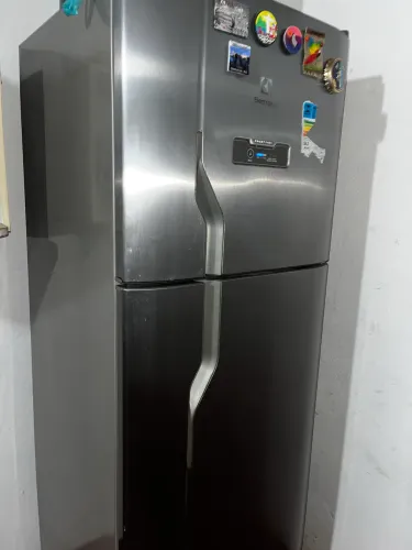 Geladeira Eletrolux, Congelador e motor funcionando. Parte de baixo não 