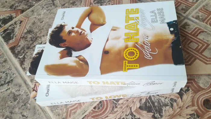 Livros "To Love" e "To Hate", da autora Ella Maise