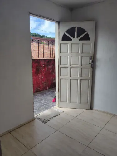 Alugo uma casa