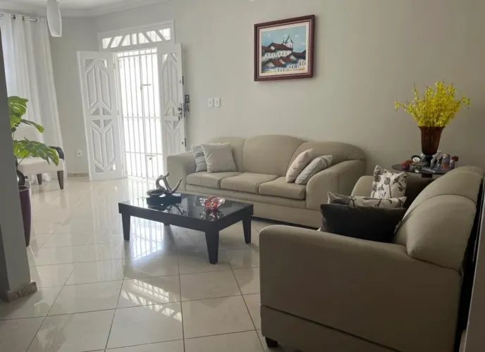 Vende-se casa no bairro Luzia.