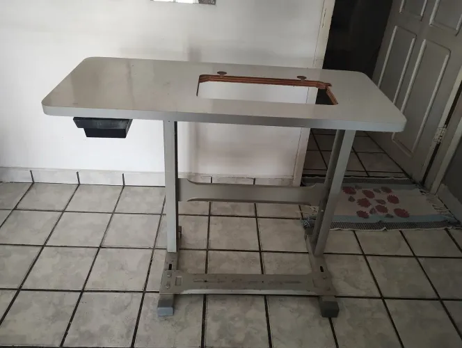 Mesa de máquina de costura