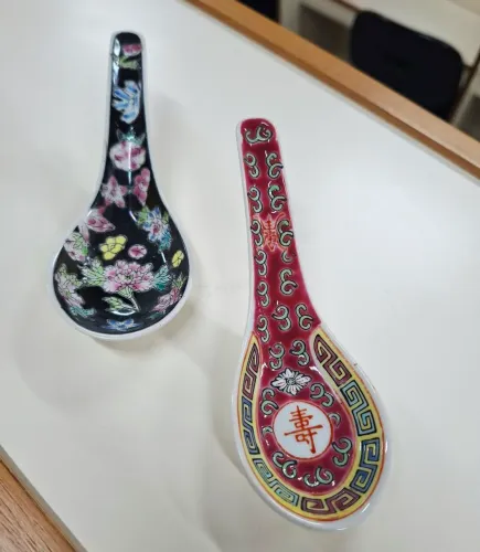 Par de colheres em porcelana chinesa pintada a mão