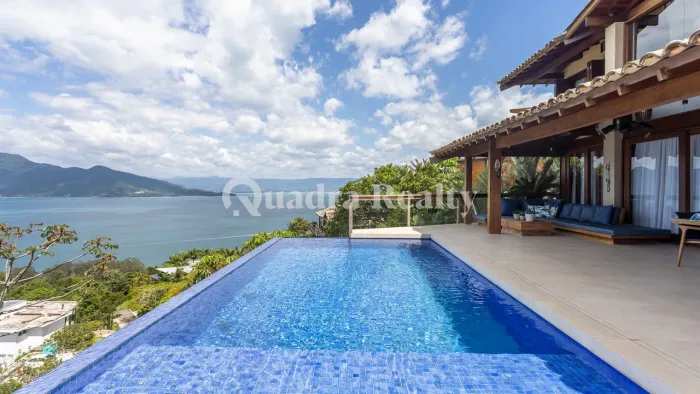 Casa na Ilhabela em condomínio fechado
