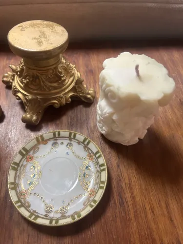 Velas com pires e suporte