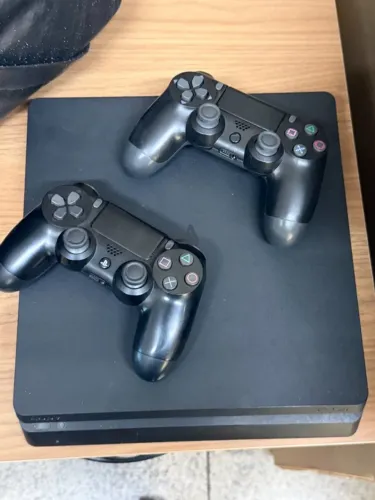 Ps4 Slim 500gb 2 controles - Só pegar e jogar