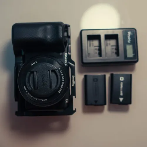 SONY ZVE10 + lente do kit + cage + 2 baterias + carregador + caixa