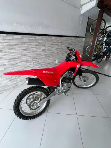 Vendo crf 250f 2025 usada duas vezes, estado de zera