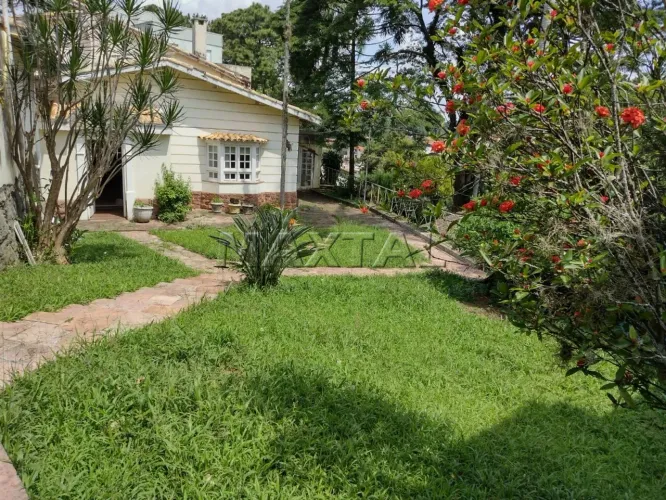 Vende-se chácara com 650m² , no Vila Irmãos Arnoni, com piscina, churrasqueira e garagem.