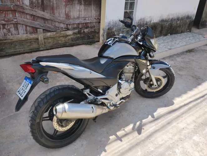 Cb 300 preta 2014 conservada