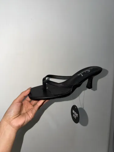 Salto preto SHEIN estiloso