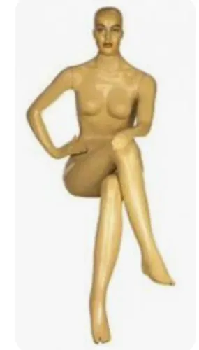 Manequim sentada e arara