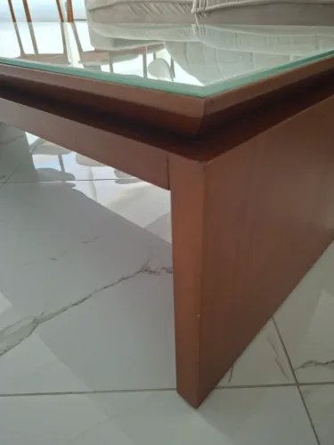 Mesa de centro (1,50m x 0,50m). Madeira e tampo de vidro com película