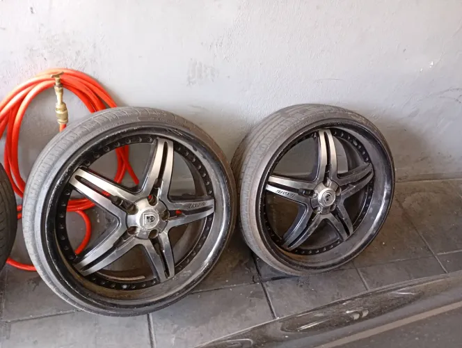 Vendo jogo rodas 20 com pneus novos