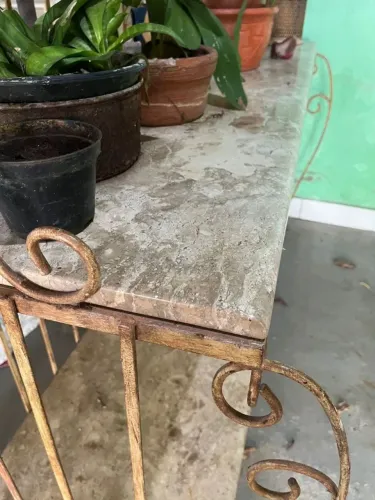 Estante de ferro e mármore travertino