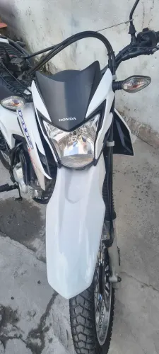 Motocicleta perfeita condições de uso pronta para